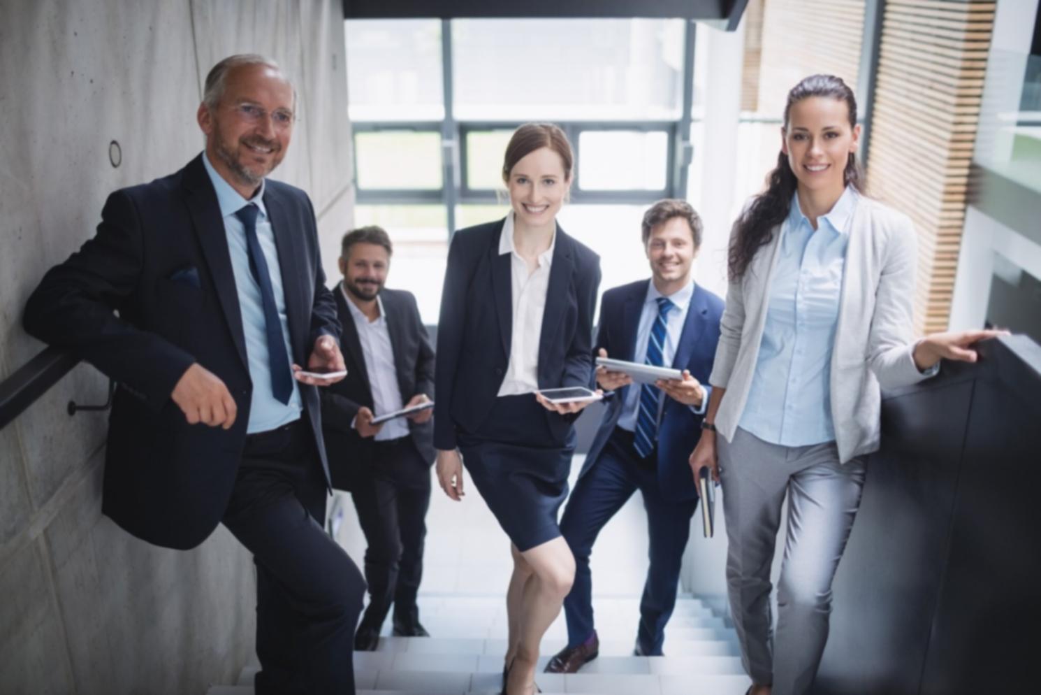 Profesional trabajando con análisis financiero y gestión de presupuestos